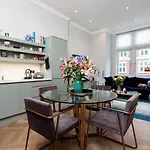 Veeve - Gateway To Notting Hill